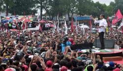 Diguyur Hujan Deras, Jokowi Pamer 3 Kartu ke Ribuan Pendukung di Tegal