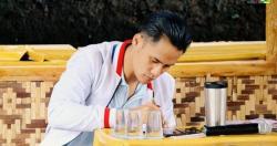 Mencatat Jadi Cara Choky Sitohang Kembangkan Diri