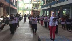 Caleg Perindo Ajari Emak-Emak Rusun Pekunden Semarang Cara Mencoblos