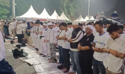Massa Pendukung Prabowo-Sandi Subuh Berjamaah di Kawasan GBK