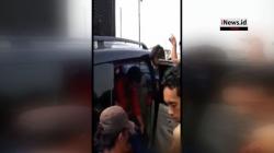 Video Dramatis Evakuasi Penumpang Minibus Tertabrak Kereta di Medan, 5 Kritis
