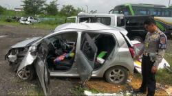 Minibus Pecah Ban dan Tabrak Pembatas Jalan di Tol Cipali, 1 Tewas
