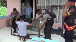 Brimob Polda Sultra Perbaiki Rumah Warga yang Mereka Rusak di Kendari