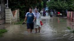 Jalur Indramayu-Jatibarang Lumpuh Total, Banjir Meluas di 5 Kecamatan