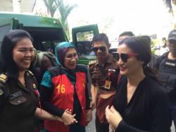 Dampingi Ratna Sarumpaet di Sidang Hoaks, Atiqah Lempar Senyuman