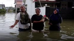 Banjir Indramayu Makin Meninggi, Tim SAR Evakuasi Warga di 5 Kecamatan