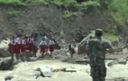 Jembatan Ambruk, Pelajar SD di Sumedang Terpaksa Arungi Aliran Sungai