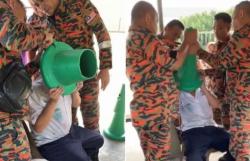 Viral, Kepala Siswa SMP Nyangkut di Cone Bikin Repot Petugas Damkar