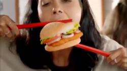 Warganet China Kecam Iklan Makan Burger dengan Sumpit di Selandia Baru