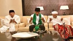 Jokowi Dapat Serban Hijau dari Mbah Moen dan Tasbih dari Habib Luthfi