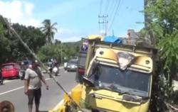 Hindari Motor, Truk Bermuatan Buah Tergelantung Tabrak Jembatan