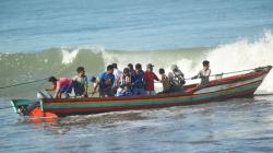 Waspada, Siklon Tropis Picu Gelombang Tinggi di Lombok Tengah<
