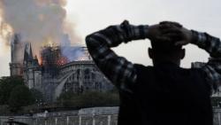 Menara Katedral Notre Dame Runtuh, Warga Paris Menangis Berpelukan