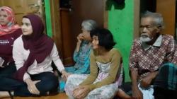 Tak Punya Ortu, Gadis Pemulung Ini Di-bully karena Pakai Sepatu Rusak