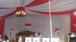 Bersama Keluarga, Sandi pun Berbaju Putih Datangi TPS 02