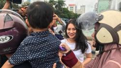 Ajak Masyarakat Kembali Bersatu, Relawan Milenial Bagi-Bagi Coklat