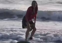 Hari Kartini, Bule Berselancar Pakai Kebaya di Pantai Kuta