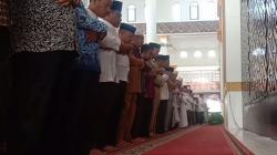 Ribuan Jemaah Salatkan Jenazah Bupati Asahan, Putra Bungsu Jadi Imam