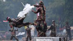 Atraksi Prajurit Baret Merah saat HUT ke-67 Kopassus