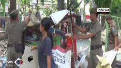Jualan di Trotoar, 2 Lapak Semi Permanen di Jaktim Dibongkar Satpol PP