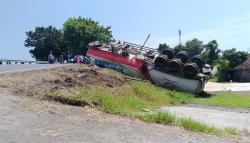 Sopir Ngantuk, Trailer Semen Terguling di Jalur Pantura Kendal