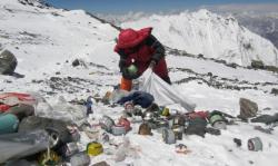 Bersih-Bersih di Gunung Everest Kumpulkan 10 Ton Sampah dan Mayat