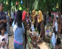 Pasar Sorgreng Bojonegoro Suguhkan Jajanan Tradisional, Transaksi Pakai Koin
