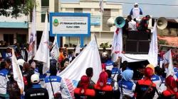 Peringati May Day, Buruh Unjuk Rasa dan Blokir Jalan Pantura Cirebon