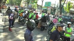 Super Hero Avengers Tilang Pelajar dan Bagi-bagi Buku di Jalan