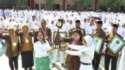 Bacakan Puisi 1.234 Judul, SMA 2 Kendal Diganjar Penghargaan Leprid