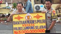 Cek Mapolres Lamsel yang Terbakar, Kapolri Beri Bantuan Rp5 M dan Persenjataan