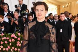 Met Gala 2019, Harry Styles Tampil Feminin dengan Anting dan Kutek