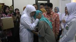 Khofifah Jenguk Wiji, Perempuan Skizofrenia Asal Kediri di RSJ Menur