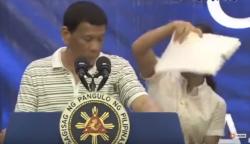 Heboh, Kecoak Jalan di Bahu Presiden Filipina Duterte saat Pidato