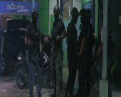 Video Tim Densus Temukan Bom di Toko Ponsel Kawasan Bekasi