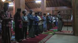 Salat Tarawih Supercepat di Masjid Al Busthomi Cirebon, 23 Rakaat hanya 7 Menit