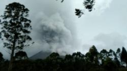 Gunung Sinabung Kembali Erupsi dan Keluarkan Asap Tebal