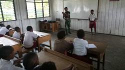 Tenaga Pengajar Sedikit, Yonif 755/Kostrad Bantu Mengajar di Pedalaman Papua