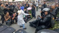 Massa Aksi Bagikan Bunga untuk Polisi di Bawaslu