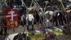 Massa Pendukung Prabowo Salat Tarawih Berjamaah di Jalan MH Thamrin