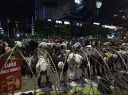 Massa Prabowo-Sandi Buka Puasa dan Tarawih Berjamaah di Jalan Thamrin