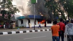 Massa Tolak Hasil Pemilu di Pontianak Bakar Pos Polantas dan Lempar Mobil Polisi