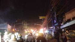 Kembali Memanas, Massa Aksi Bikin Kericuhan di Depan Asrama Brimob Petamburan