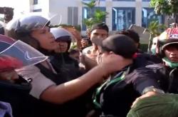 Video Aksi Massa Menuju Tanah Abang, Polisi Negosiasi Pendemo untuk Bubar