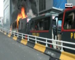 Video 8 Kendaraan Polisi Dibakar Massa Anarkis di Palmerah