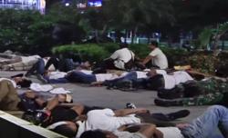 Demi Menjaga Aksi 22 Mei, Aparat Kelelahan Istirahat dan Tidur di Jalur Busway