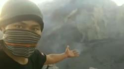 Aksi Nekat Pendaki Gunung Agung, Selfie Ekstrem dan Abadikan Kawah Pasca-Erupsi