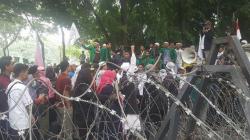 Unjuk Rasa GNKR di Medan Berlanjut, Massa Kepung Kantor DPRD Sumut