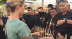 Viral Video Polisi Penjaga Demo di Bawaslu Main Sulap dengan Reporter Australia