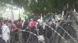 Video Unjuk Rasa Pemilu di Medan, Massa Kepung Kantor DPRD Sumut